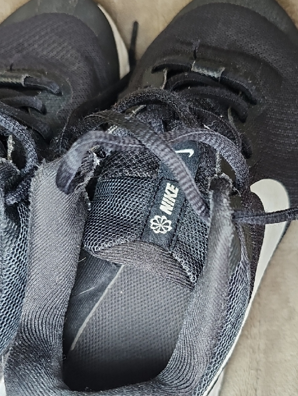 Nike Black and White Running Shoes Size 4Y Youth Kids F19 - Picture 9 of 12